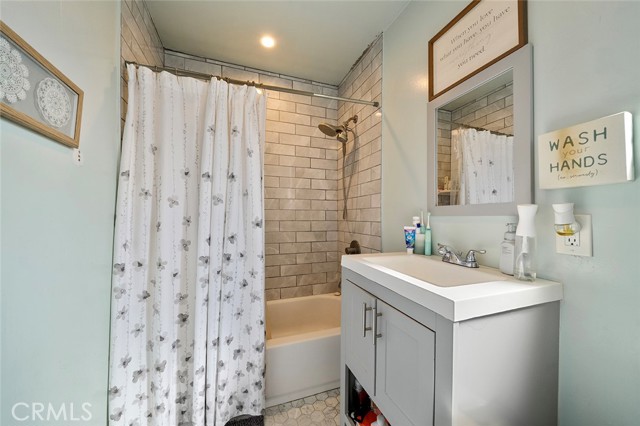 Detail Gallery Image 17 of 36 For 4228 Ostrom, Lakewood,  CA 90713 - 5 Beds | 3 Baths