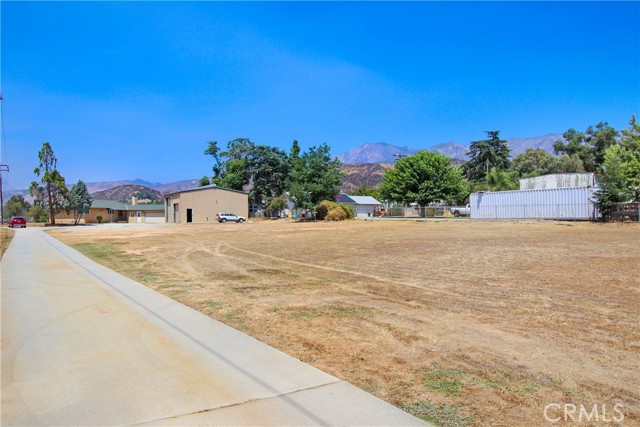35710 Avenue H, Yucaipa CA: https://media.crmls.org/medias/f5e429ff-afe1-4f48-bc25-1db46ad3fc47.jpg