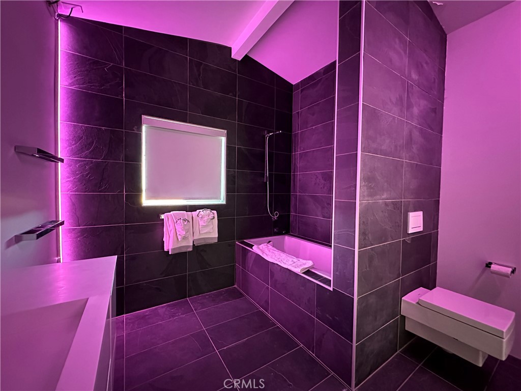 https://media.crmls.org/medias/f5e4ee71-85d3-4ee3-97ca-df862597e925.jpg?preset=X-Large