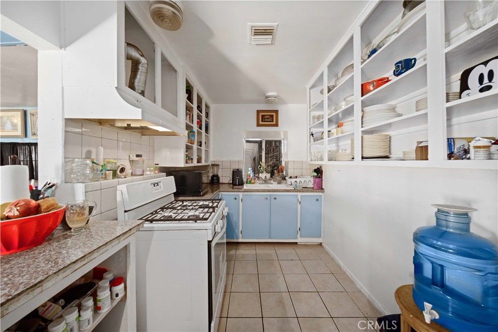 https://media.crmls.org/medias/f5e56c78-ca55-4997-84b9-af4cbf39f595.jpg?preset=X-Large