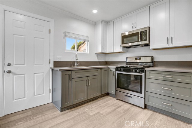 Detail Gallery Image 10 of 22 For 5657 Donna Ave, Tarzana,  CA 91356 - 2 Beds | 1 Baths