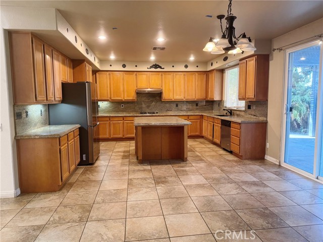 Detail Gallery Image 5 of 18 For 5771 Cairo Ct, Corona,  CA 92880 - 5 Beds | 3/1 Baths