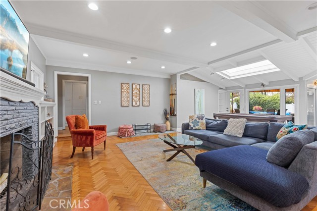 13405 Tiara Street, Valley Glen CA: https://media.crmls.org/medias/f5e6ab6c-db06-4bbe-90c3-00217a652cdb.jpg