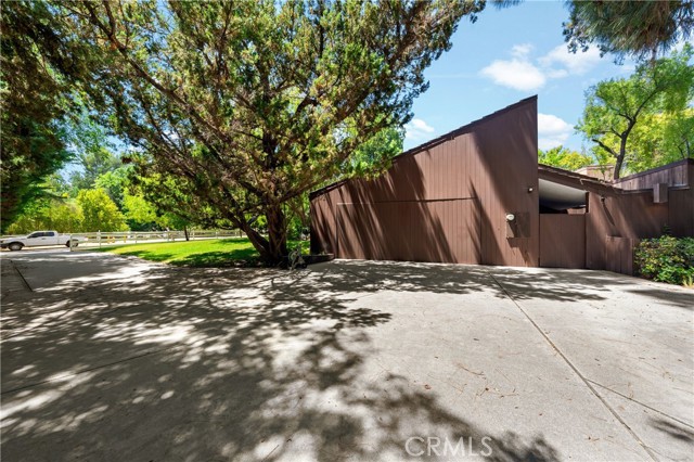 24865 Long Valley Road, Hidden Hills CA: https://media.crmls.org/medias/f5e71b48-ec97-482d-bebb-9fe2ea041775.jpg