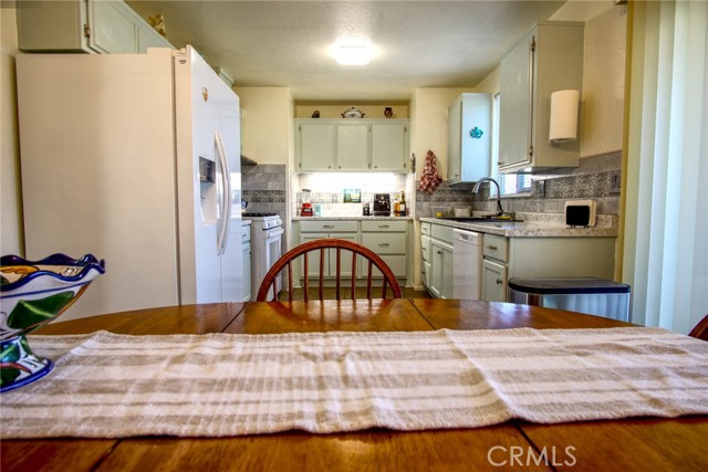 6367 Split Rock Avenue, 29 Palms CA: https://media.crmls.org/medias/f5e8002b-3afc-4556-b94e-66011f4b9f8d.jpg