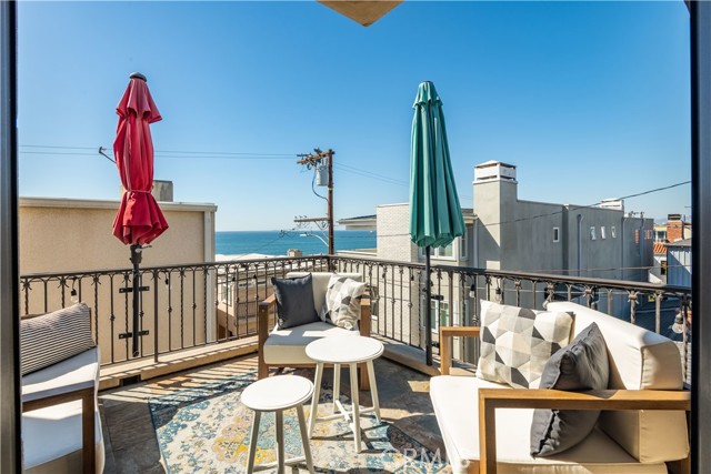 320 24th Place, Manhattan Beach, California 90266, 3 Bedrooms Bedrooms, ,3 BathroomsBathrooms,Residential,Sold,24th,SB21215481