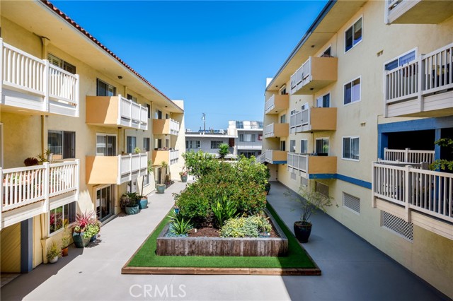 1707 Pacific Coast Highway, Hermosa Beach, California 90254, 1 Bedroom Bedrooms, ,1 BathroomBathrooms,Residential,For Sale,Pacific Coast Highway,SB26076902