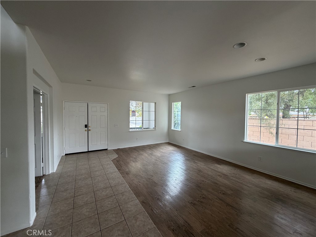 https://media.crmls.org/medias/f5eba856-d7f9-48cc-ad78-8e5c8dfb6538.jpg?preset=X-Large