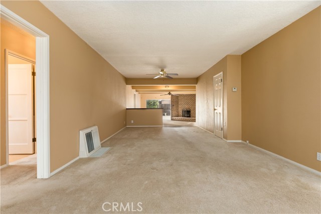 5939 Greentop Street, Lakewood CA: https://media.crmls.org/medias/f5f0606f-c2a0-4bd8-afba-2e4a9d04cb4a.jpg