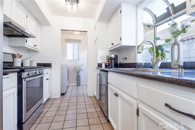 Detail Gallery Image 20 of 28 For 8006 Zelzah, Reseda,  CA 91335 - 4 Beds | 2 Baths