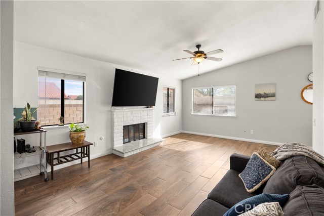 37112 Calle Amigo, Palmdale CA: https://media.crmls.org/medias/f5f1bdb2-f1fa-4d5f-b9f5-7843fe545e00.jpg