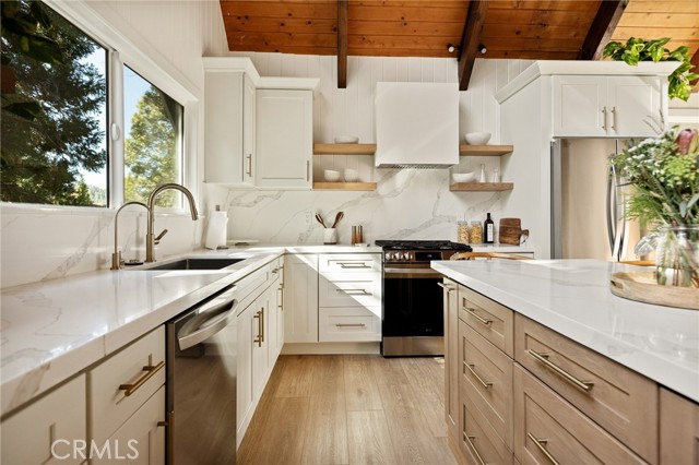 Detail Gallery Image 13 of 59 For 300 Pioneer, Lake Arrowhead,  CA 92352 - 5 Beds | 2/1 Baths