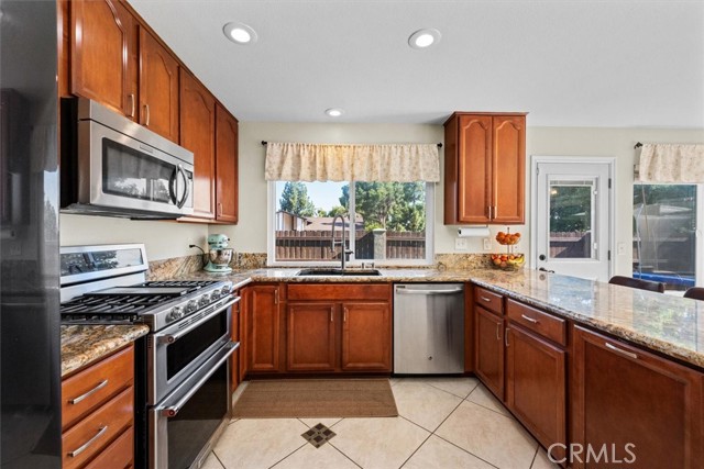 1643 Melody Circle, Corona CA: https://media.crmls.org/medias/f5f2f0f9-b6a8-4c76-b73f-2f4e4f75e7c5.jpg
