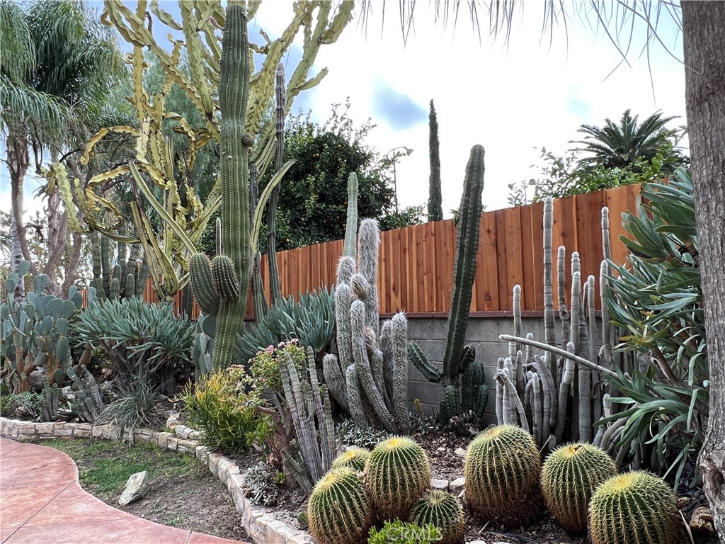https://media.crmls.org/medias/f5f31993-bd5f-480b-83b6-001d77e7e5bd.jpg?preset=X-Large