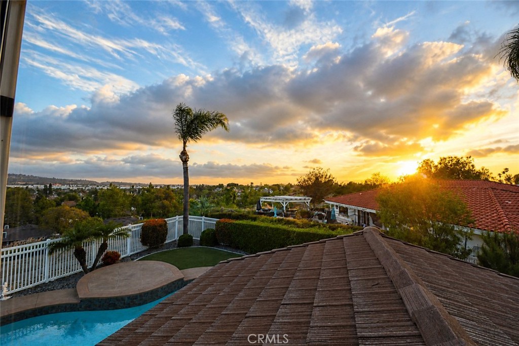 https://media.crmls.org/medias/f5f3bbb1-071d-495e-a085-f276abae3447.jpg?preset=X-Large