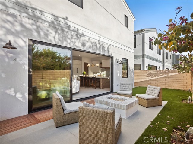 Detail Gallery Image 8 of 9 For 379 La Perle Place, Costa Mesa,  CA 92627 - 4 Beds | 3/1 Baths