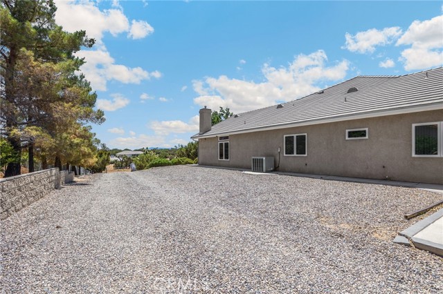 8277 Macron Street, Oak Hills CA: https://media.crmls.org/medias/f5f7457e-7ba7-47b1-8aa6-d0dc265e8d30.jpg