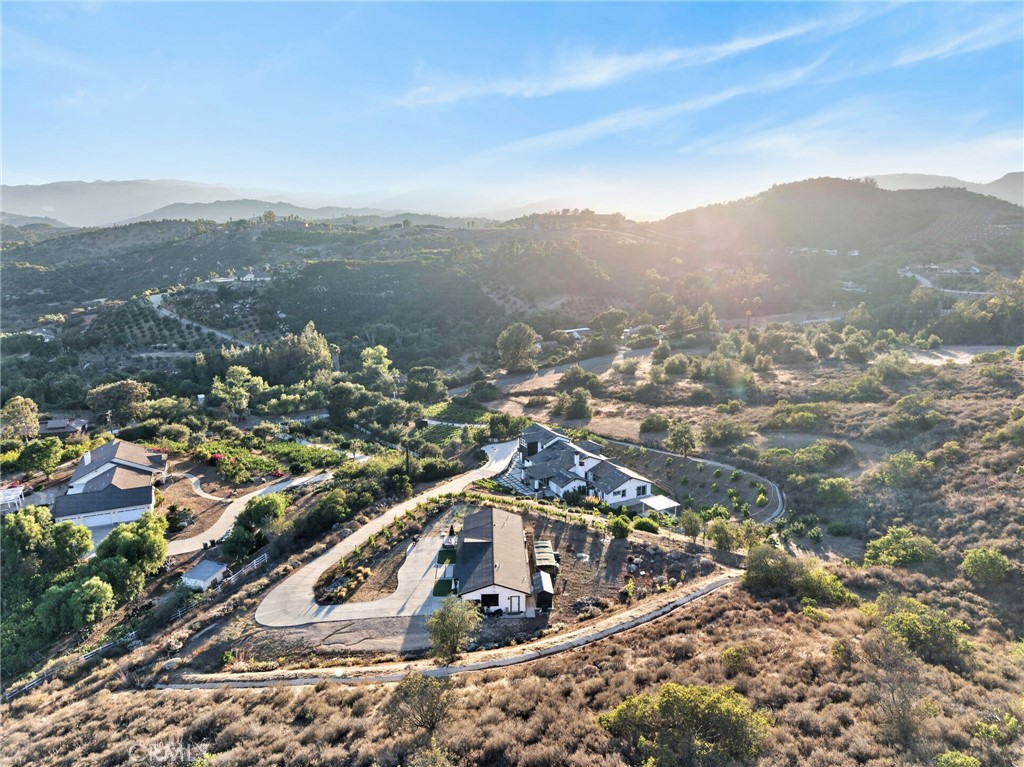 https://media.crmls.org/medias/f5f8f836-3d0f-469a-80ea-ea9198636043.jpg?preset=X-Large