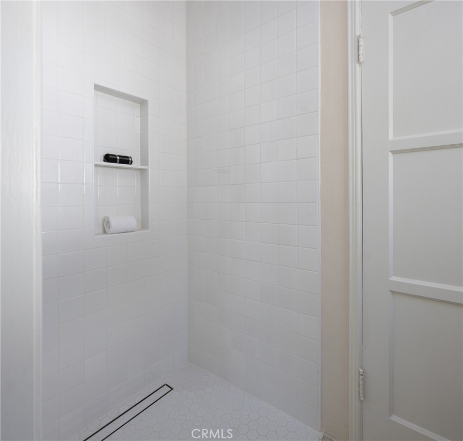 https://media.crmls.org/medias/f5f90380-54c1-4c9a-89aa-3968849686df.jpg?preset=X-Large