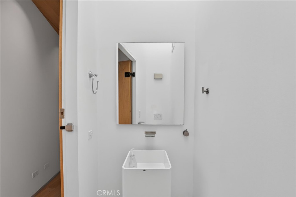 https://media.crmls.org/medias/f5fa8953-562c-4dcd-83be-5e9520eea238.jpg?preset=X-Large