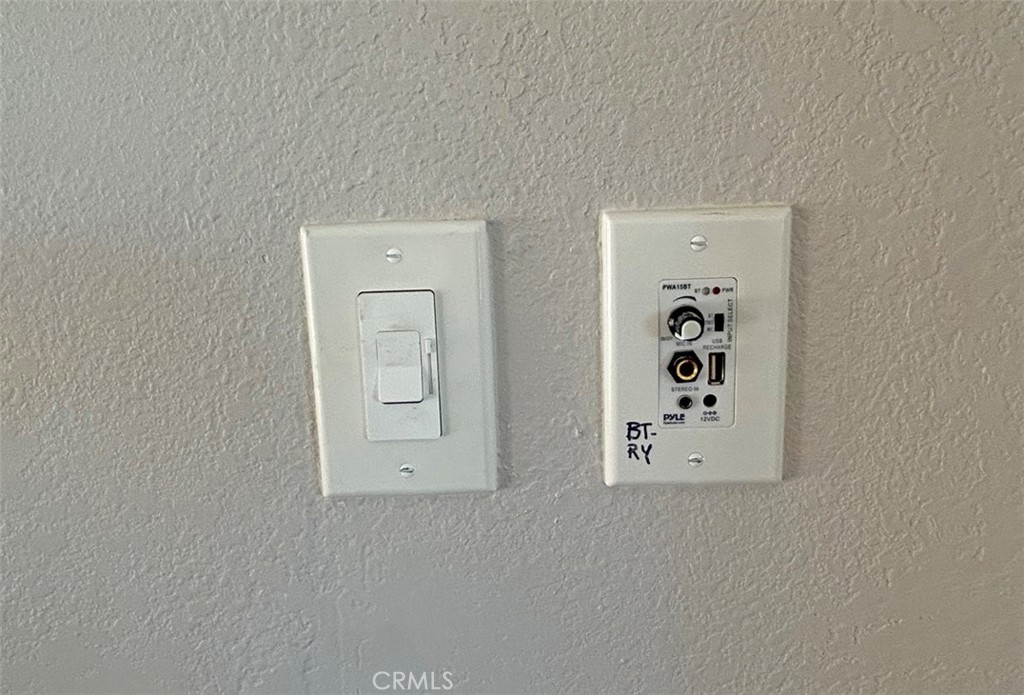https://media.crmls.org/medias/f5fe07ed-9202-435b-a13b-d19414f184c4.jpg?preset=X-Large