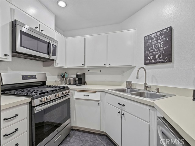 Detail Gallery Image 7 of 18 For 13750 Hubbard #UNIT 6,  Sylmar,  CA 91342 - 3 Beds | 3 Baths