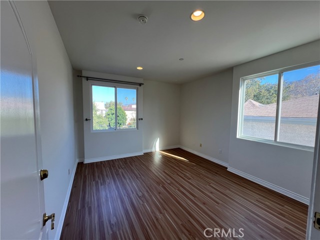 Detail Gallery Image 5 of 12 For 630 E Olive Ave #301,  Burbank,  CA 91501 - 2 Beds | 2 Baths