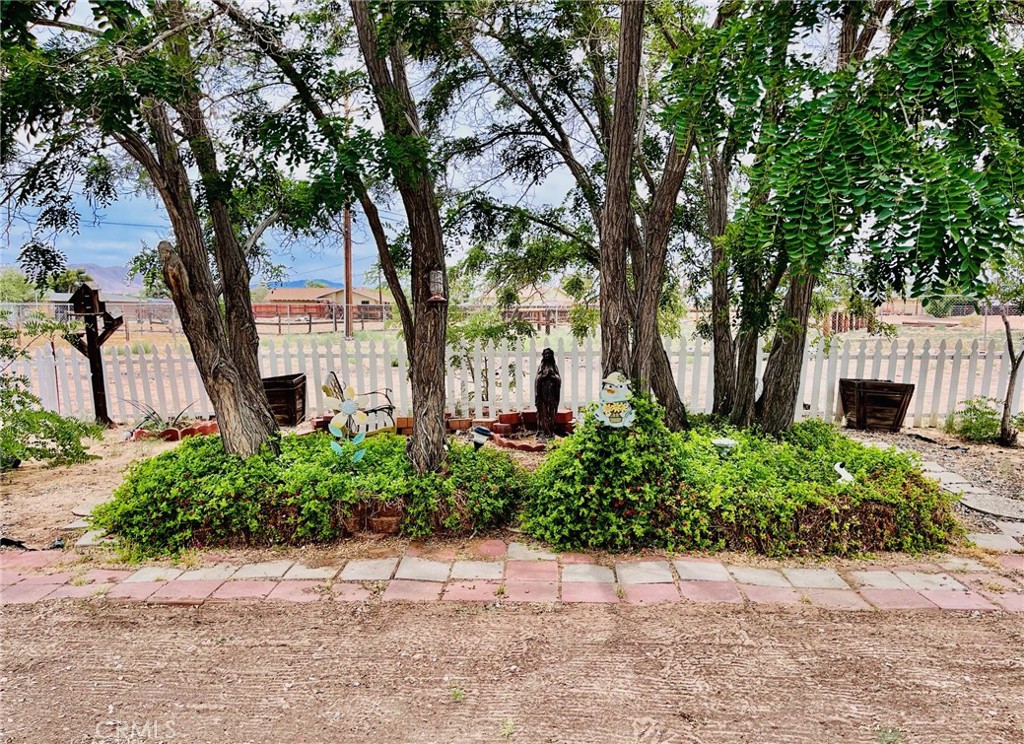 https://media.crmls.org/medias/f5ff5ca1-d104-4f1e-82d9-9552b97ebe3e.jpg?preset=X-Large