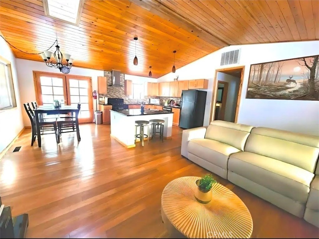 https://media.crmls.org/medias/f605b101-52fd-4b81-93be-4de0eb3765a9.jpg?preset=X-Large