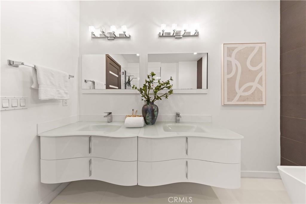 https://media.crmls.org/medias/f6063a05-8b09-4ccb-a545-c31a128834d2.jpg?preset=X-Large