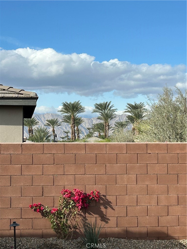 https://media.crmls.org/medias/f6064d24-f747-4e8f-83c7-2b46ec1c0fa7.jpg?preset=X-Large