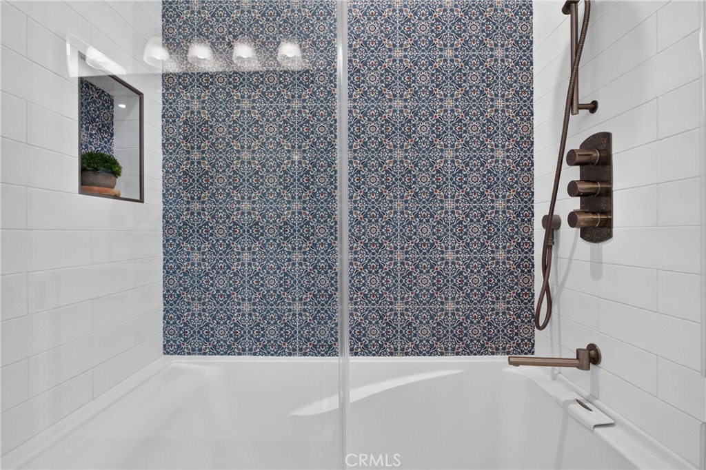 https://media.crmls.org/medias/f6068871-08b2-4b18-bb27-aef746bd6ff9.jpg?preset=X-Large