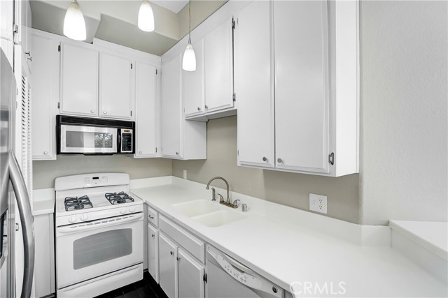 Detail Gallery Image 6 of 26 For 6140 Monterey #406,  Los Angeles,  CA 90042 - 2 Beds | 2 Baths