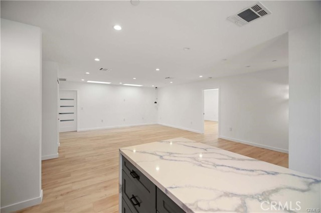 Detail Gallery Image 13 of 36 For 7842 Lasaine Ave, Northridge,  CA 91325 - 7 Beds | 5/1 Baths