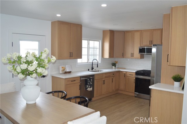 15882 Malm Circle, Huntington Beach CA: https://media.crmls.org/medias/f60a2c27-e56c-4d28-b4c8-eff92af329d4.jpg