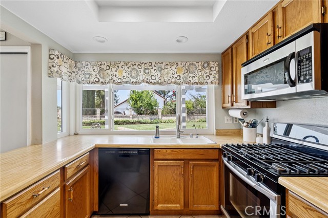 1251 Shakespeare Drive, Riverside CA: https://media.crmls.org/medias/f60bef39-122e-4e3f-964c-c23c84c0bf62.jpg