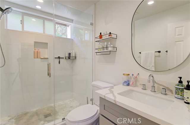 Detail Gallery Image 14 of 27 For 4834 Balboa Ave #B,  Encino,  CA 91316 - 2 Beds | 2/1 Baths