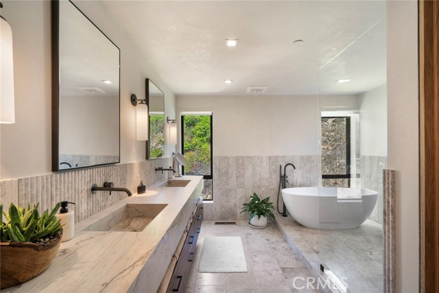 702 Diamond, Laguna Beach CA: https://media.crmls.org/medias/f60cce28-9c39-4abd-8a2b-0078f32d9674.jpg