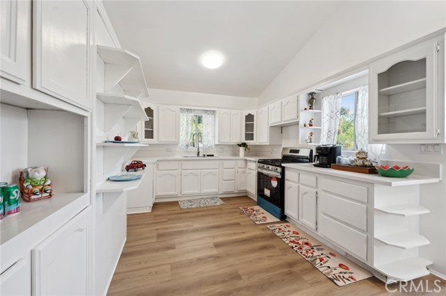 Detail Gallery Image 10 of 42 For 318 E 11th St, Pomona,  CA 91766 - 5 Beds | 2/1 Baths