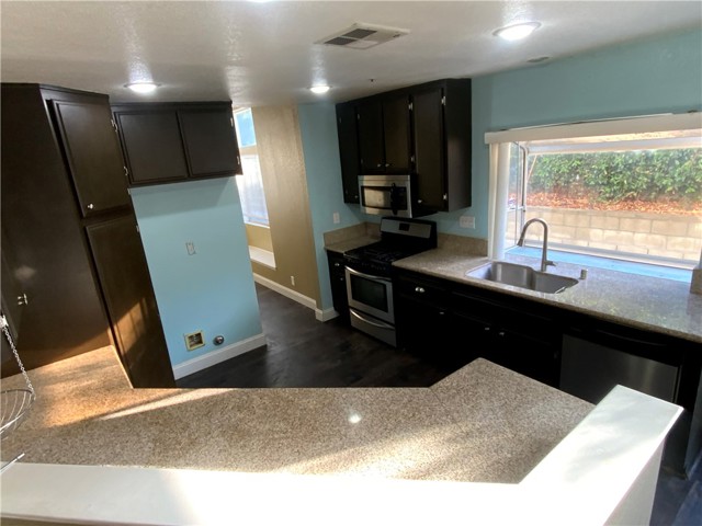 Detail Gallery Image 4 of 8 For 11423 Aberdeen, Fontana,  CA 92337 - 3 Beds | 2/1 Baths