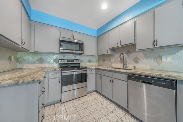 Detail Gallery Image 6 of 25 For 1256 Patricia Ave #10,  Simi Valley,  CA 93065 - 2 Beds | 2 Baths