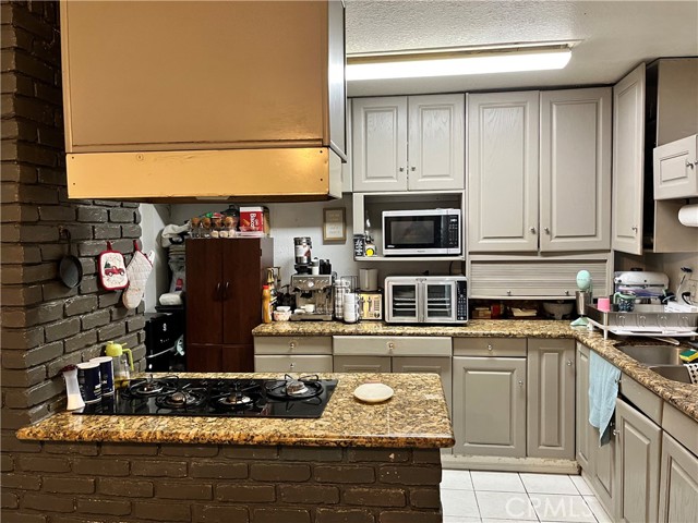 Detail Gallery Image 3 of 9 For 9606 Lev Ave, Arleta,  CA 91331 - 3 Beds | 3 Baths