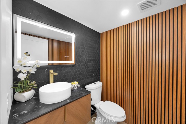 Detail Gallery Image 12 of 25 For 5852 Bellfield Ln, Huntington Beach,  CA 92648 - 4 Beds | 2/1 Baths