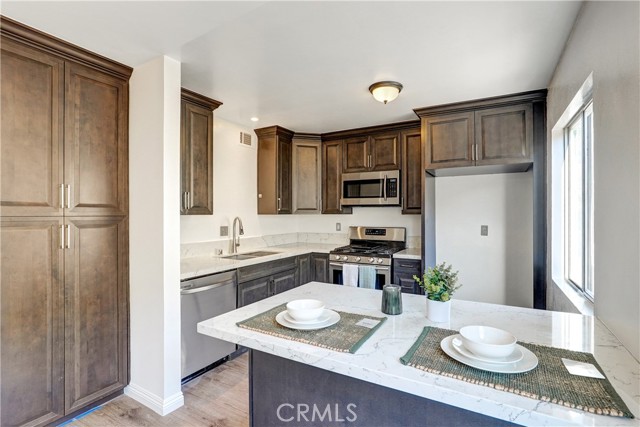 Detail Gallery Image 5 of 25 For 7809 N via Foggia, Burbank,  CA 91504 - 2 Beds | 3 Baths