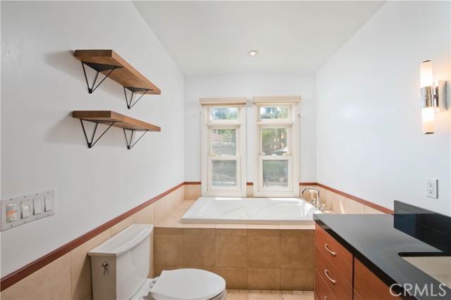 Detail Gallery Image 15 of 44 For 13964 Peach Grove St, Sherman Oaks,  CA 91423 - 3 Beds | 3 Baths