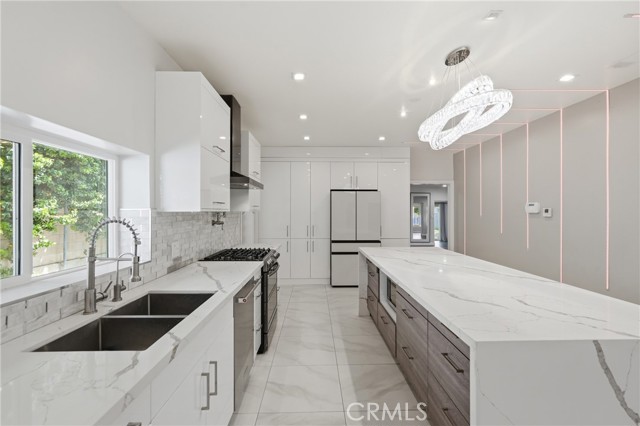 Detail Gallery Image 3 of 44 For 8647 Corbin Ave, Winnetka,  CA 91306 - 5 Beds | 3/1 Baths