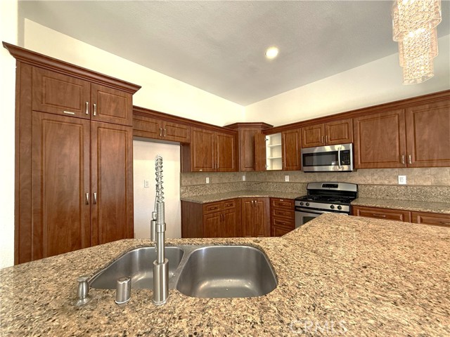 Detail Gallery Image 9 of 32 For 2515 Sweet Rain, Corona,  CA 92881 - 5 Beds | 3 Baths