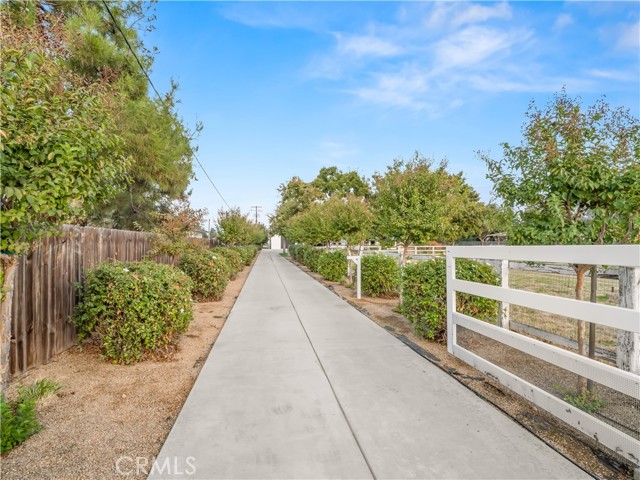 Detail Gallery Image 4 of 40 For 9226 N Fowler, Clovis,  CA 93619 - 4 Beds | 3/1 Baths