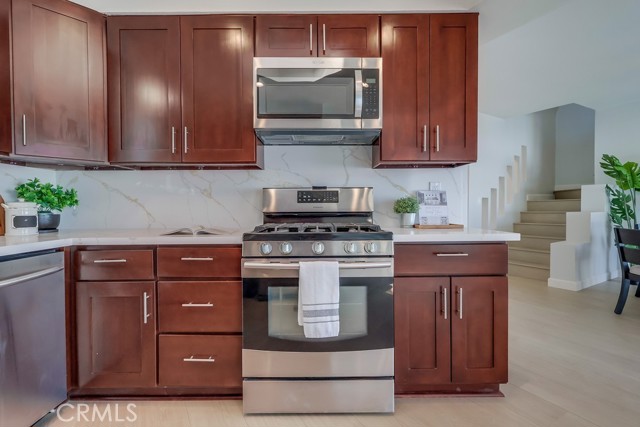 9754 Swinton Avenue, North Hills CA: https://media.crmls.org/medias/f61a153b-8ed5-437d-84d1-e906870d7ea0.jpg