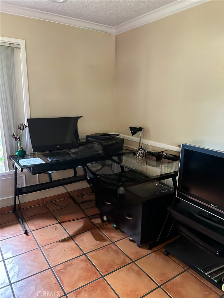 https://media.crmls.org/medias/f61b4eda-0fd7-4343-af28-4a51f69b68f8.jpg?preset=X-Large
